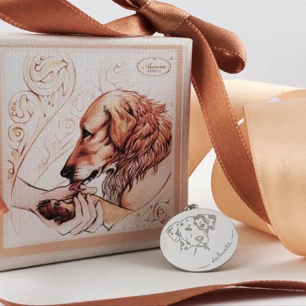 collezione artigianale di gioielli con immagini dei cani